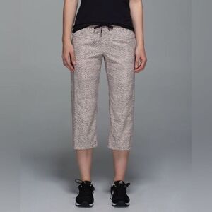 Lululemon Step Lively Crop Jogger Pant‎ Dottie Dash Grain Black 8